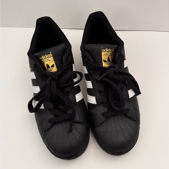 Adidas SuperStar Big kids size 5 - Picture 1 of 5